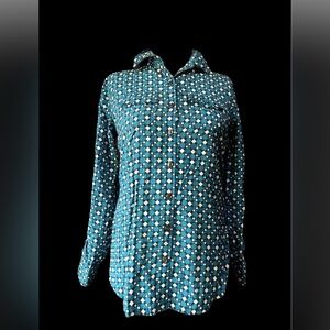 Van Heusen 2 pocket, long sleeve, button down, Cool print on this blouse.